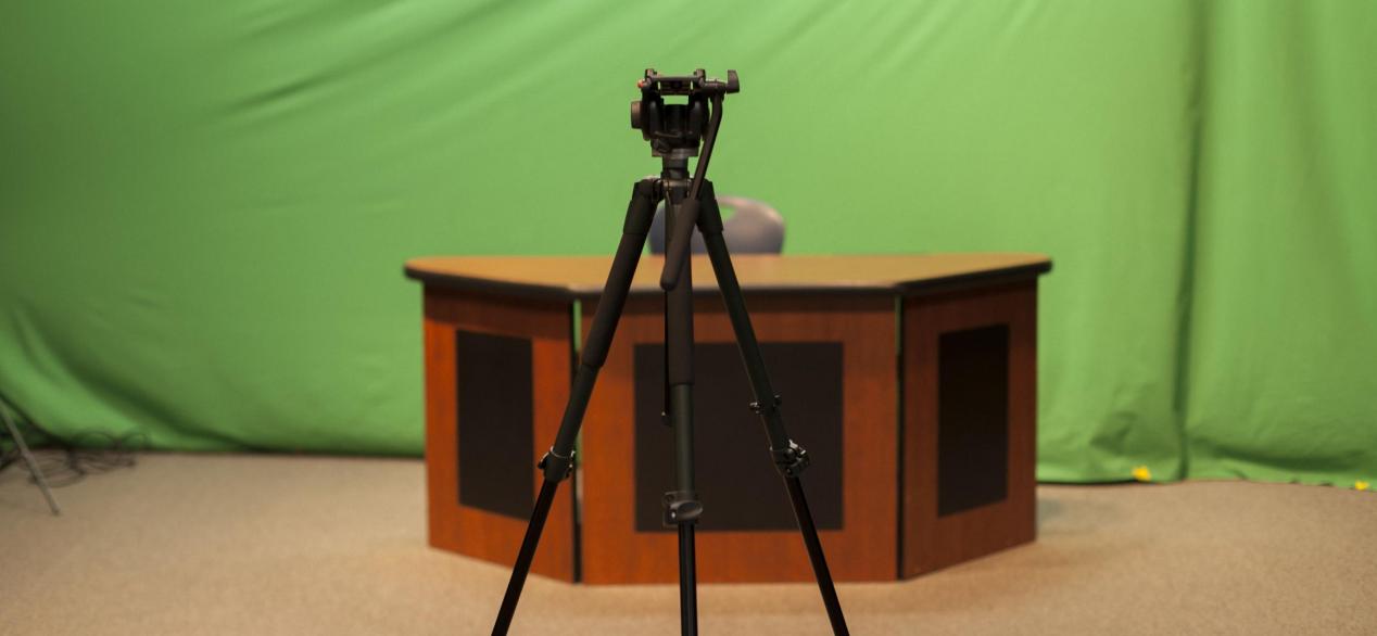 Image of the anchor desk in the green screen room